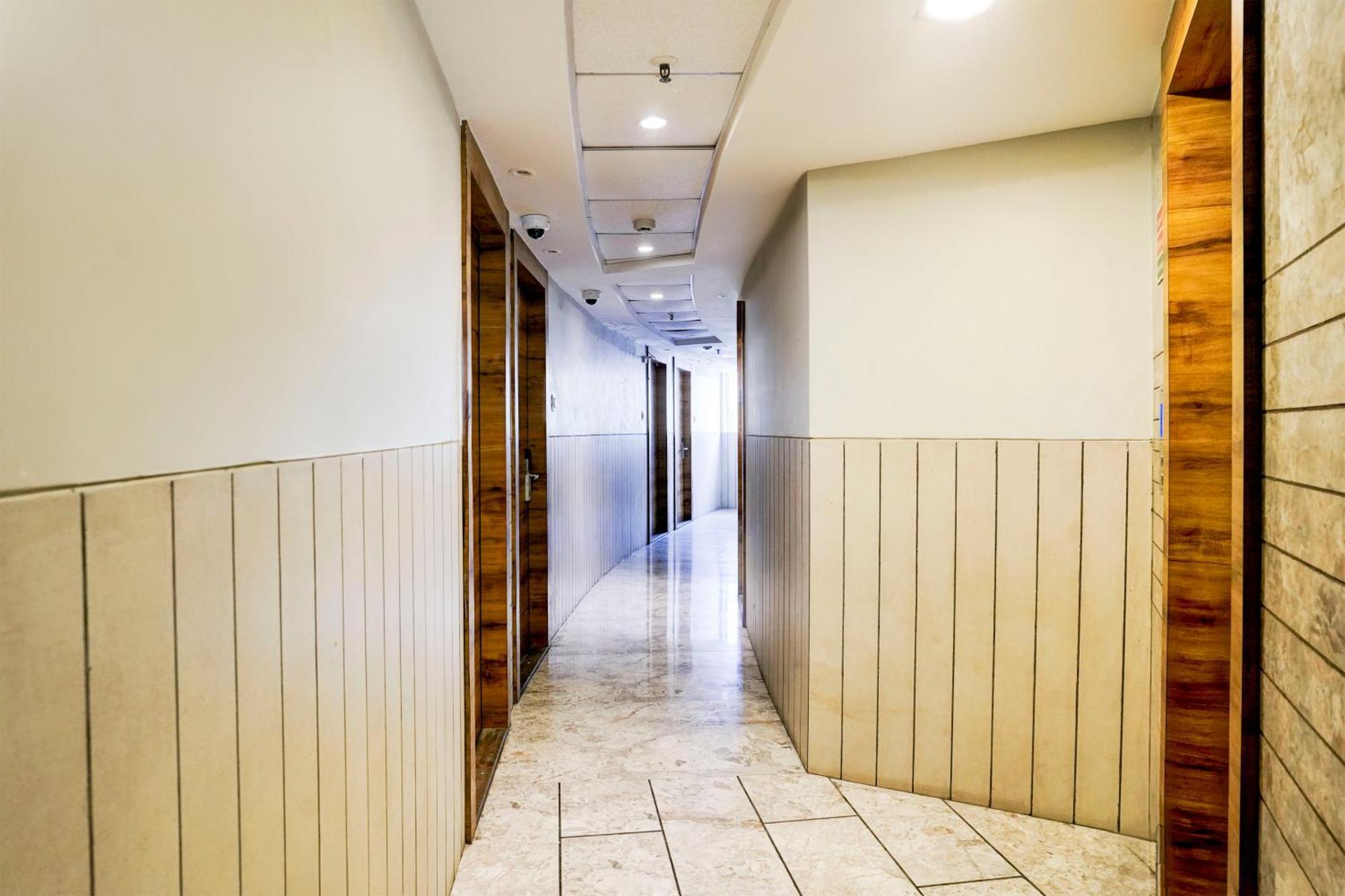 Super Townhouse Oak Vashi Hotel Turambhe Екстериор снимка