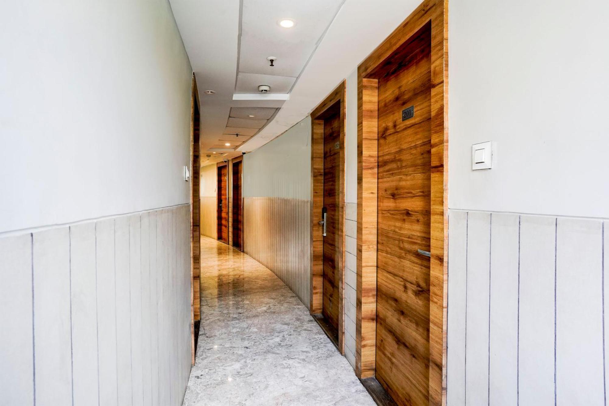 Super Townhouse Oak Vashi Hotel Turambhe Екстериор снимка