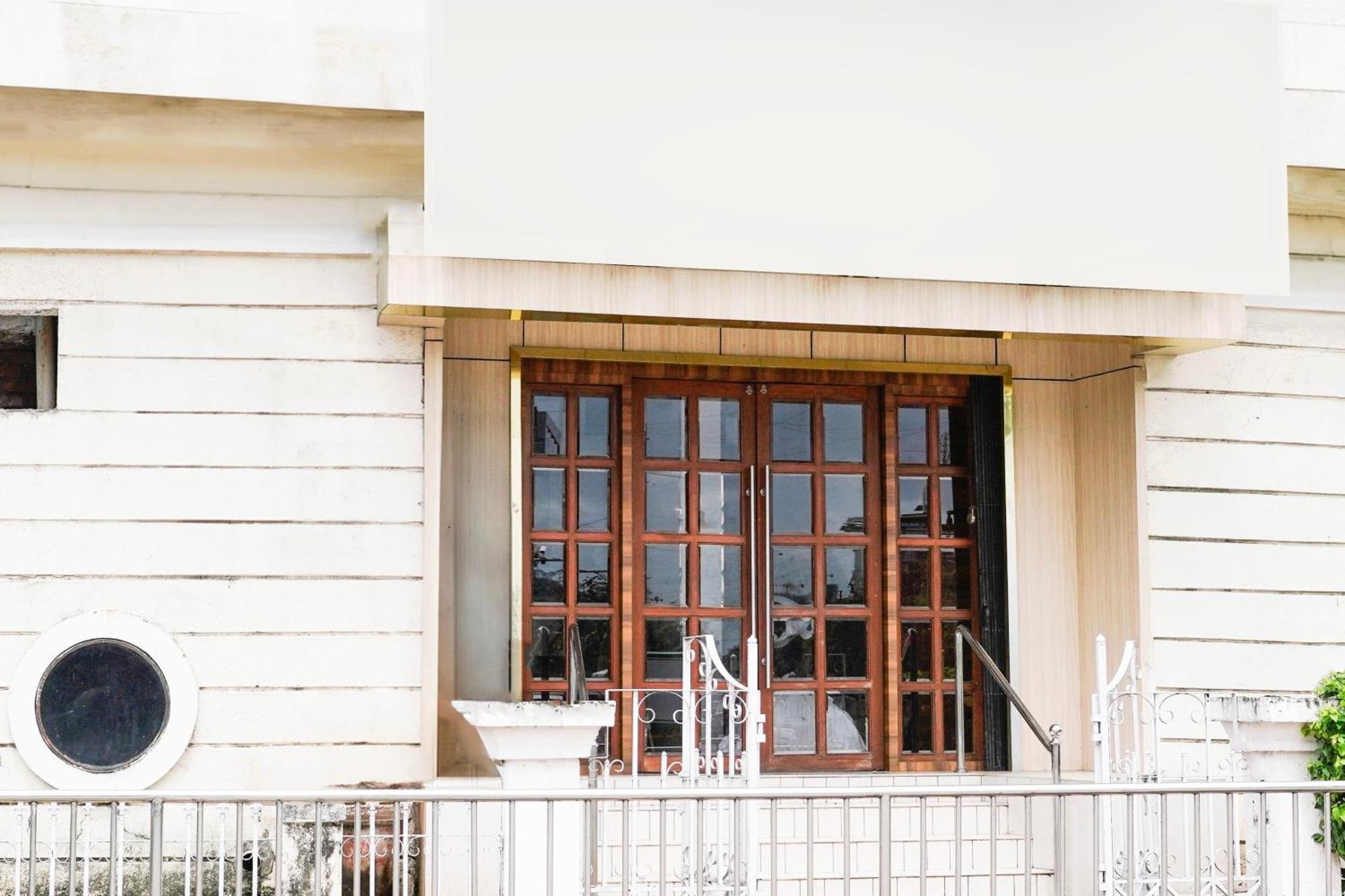 Super Townhouse Oak Vashi Hotel Turambhe Екстериор снимка