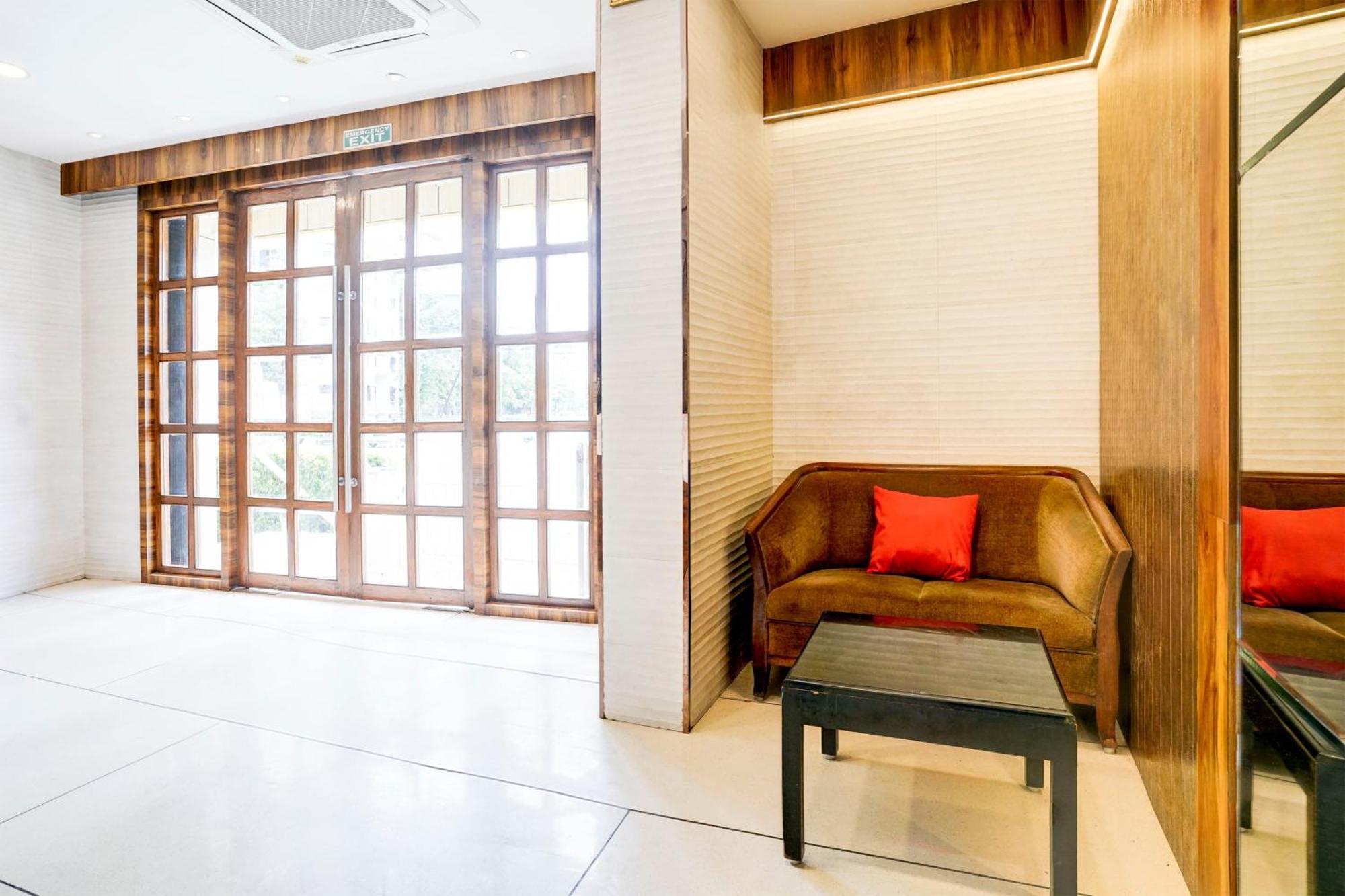 Super Townhouse Oak Vashi Hotel Turambhe Екстериор снимка