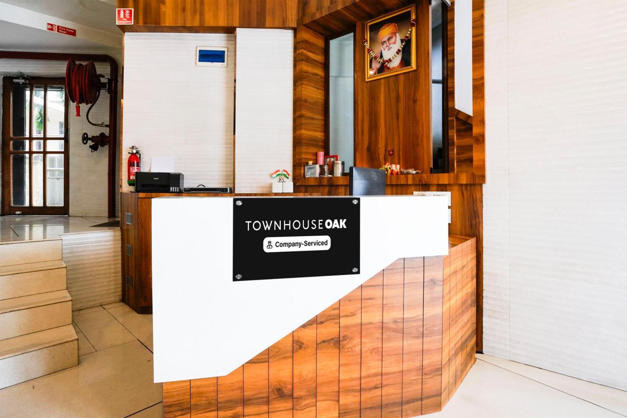 Super Townhouse Oak Vashi Hotel Turambhe Екстериор снимка